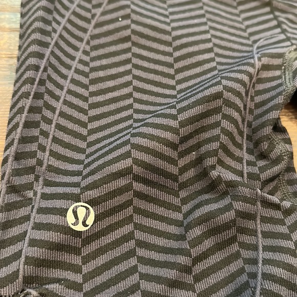 Lululemon In the Flow Crop. - Picture 2 of 4